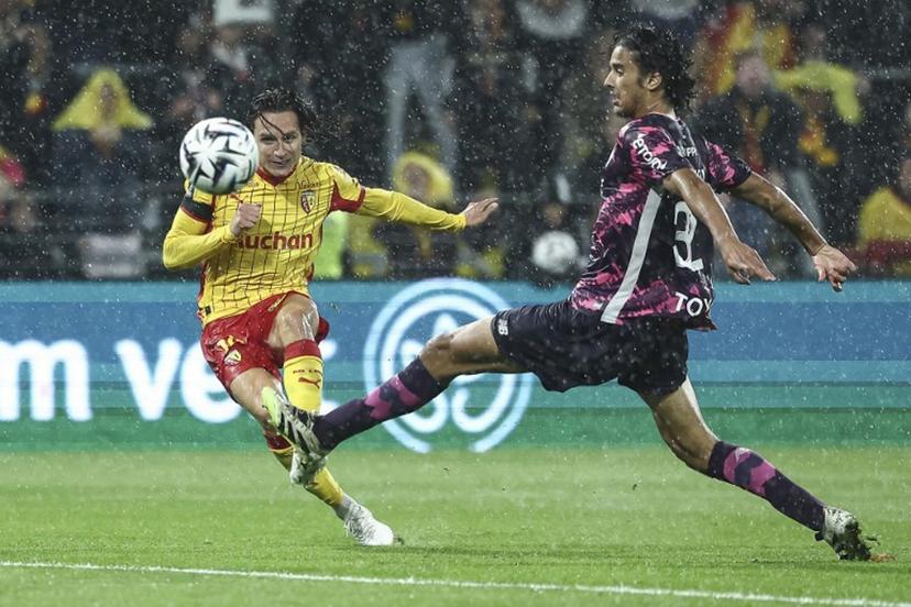 Lens' French forward #10 Florian Thauvin (L) kicks the ball and scores his team's second goal during the French L1 football match between RC Lens and Lille LOSC at the Stade Bollaert-Delelis in Lens, northern France, on September 20, 2025.  Sameer Al-DOUMY / AFP