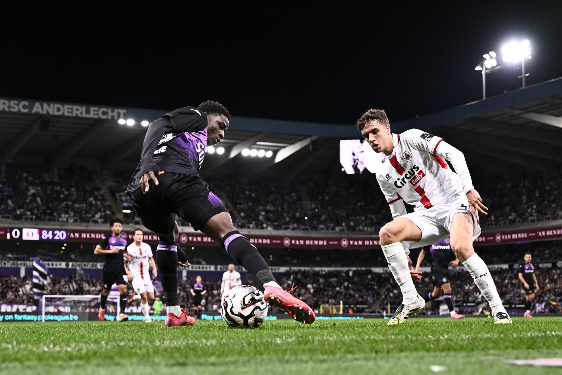 Anderlecht's Ibrahim Kanate and Antwerp's Andreas Verstraeten fight for the ball during a soccer match between RSC Anderlecht and Royal Antwerp FC, Saturday 20 September 2025 in Anderlecht, on day 8 of the 2025-2026 'Jupiler Pro League' first division of the Belgian championship. BELGA PHOTO MAARTEN STRAETEMANS