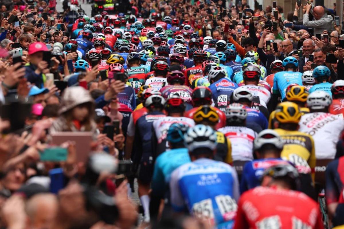 Spectators cheer as the pack of riders takes the start of the eighth stage of the Giro d'Italia 2023 cycling race, 207 km between Terni and Fossombrone, on May 13, 2023.  Luca Bettini / AFP