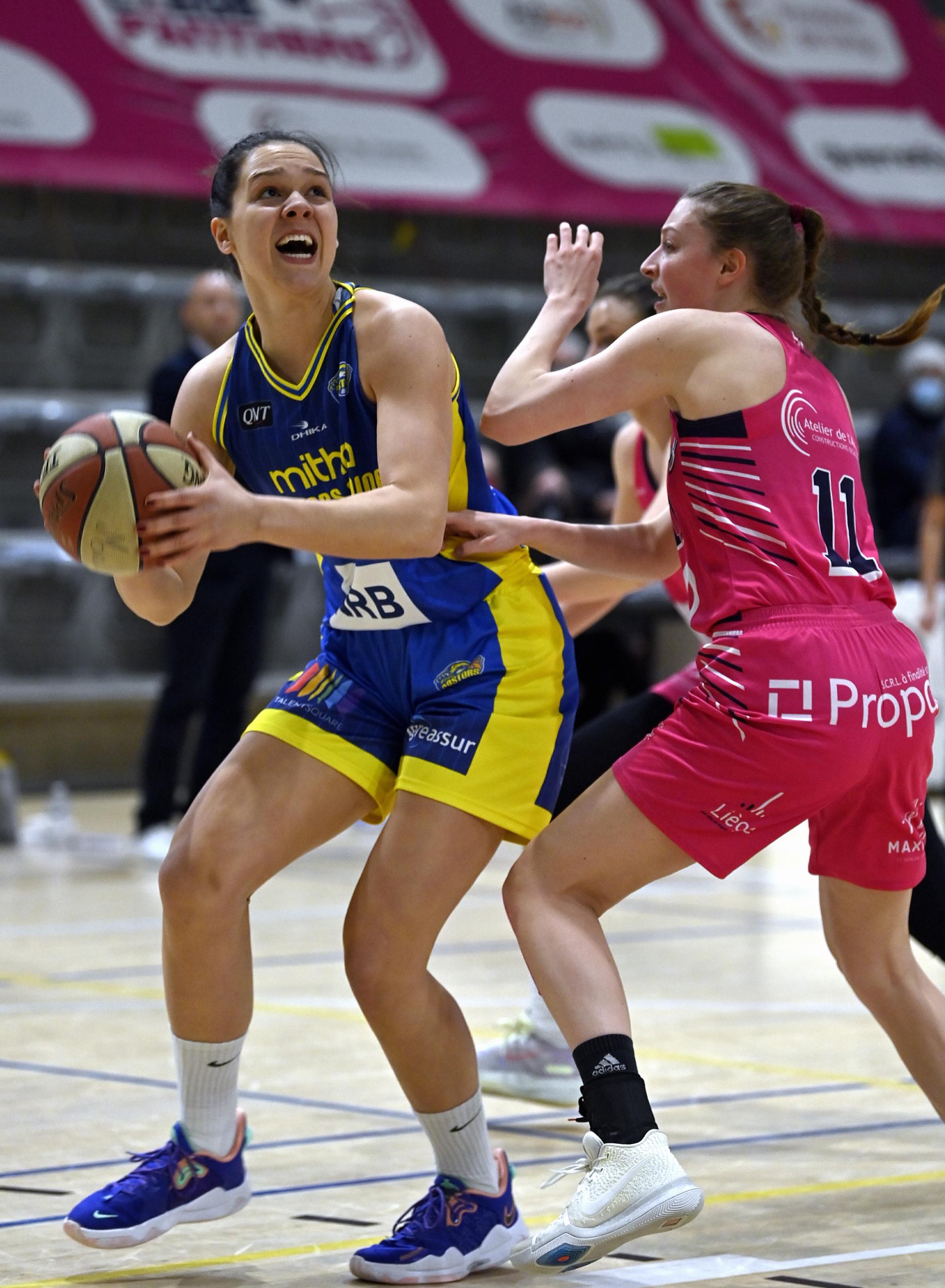 Castors' Melisa Brcaninovic and Liege's Manon Descamps pictured in action during the basketball match between Liege Panthers and Castors Braine, Thursday 15 April 2021 in Liege, the first game in the Play-offs semi-finals in the Belgian first division basket championships. BELGA PHOTO ERIC LALMAND