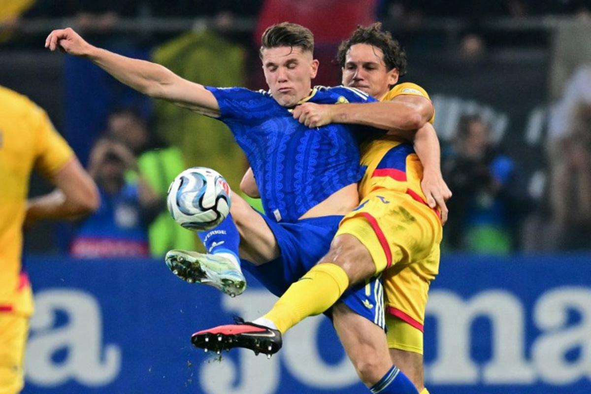 Sweden's forward #17 Viktor Gyokeres (L) and Romania's defender #03 Matei Cristian Ilie (R) vie for the ball during the UEFA Nations League Group B4 football match between Romania and Sweden in Bucharest on October 5, 2026.  Daniel MIHAILESCU / AFP