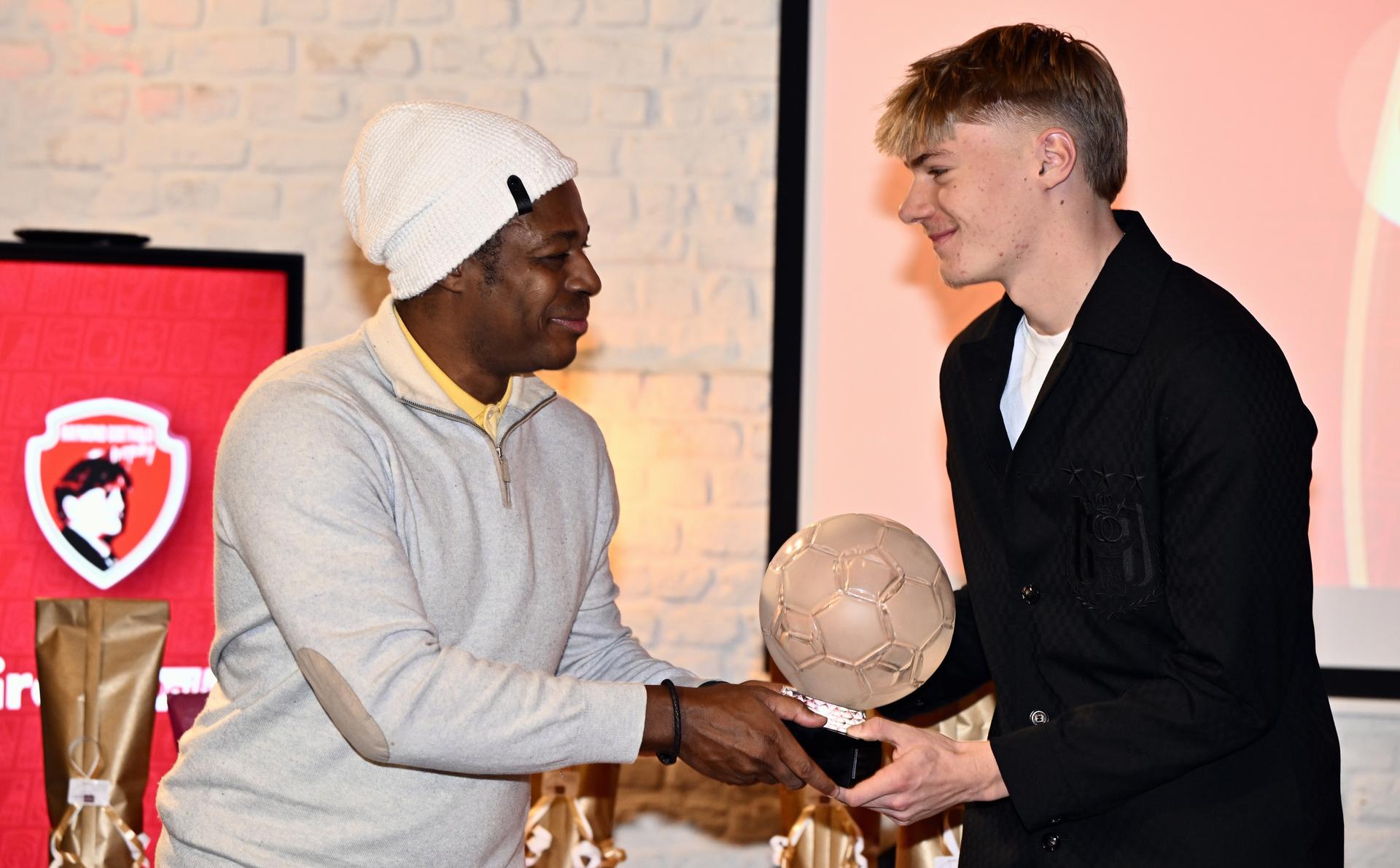 Former player Emile Mpenza and Anderlecht's Nathan De Cat pictured during a ceremony for the 'Raymond Goethals Trophy' and the 'Dominique D'Onofrio Prize', Monday 15 December 2025, in Grimbergen. The Raymond Goethals Trophy is reserved for Belgian coaches, active in Belgium or abroad. The Dominique D'Onofrio Prize is reserved for beginners in the Jupiler Pro League and who are no more than 20 years old. BELGA PHOTO ERIC LALMAND
