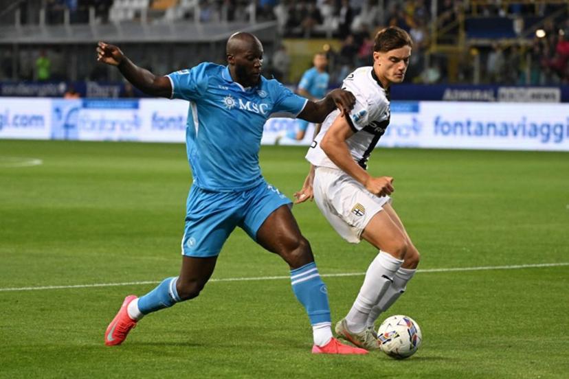 Napoli's Belgian forward #11 Romelu Lukaku fights for the ball with Parma's Italian defender #46 Giovanni Leoni during the Italian Serie A football match between Parma and Napoli at the Tardini stadium in Parma on May 18, 2025.  Piero CRUCIATTI / AFP