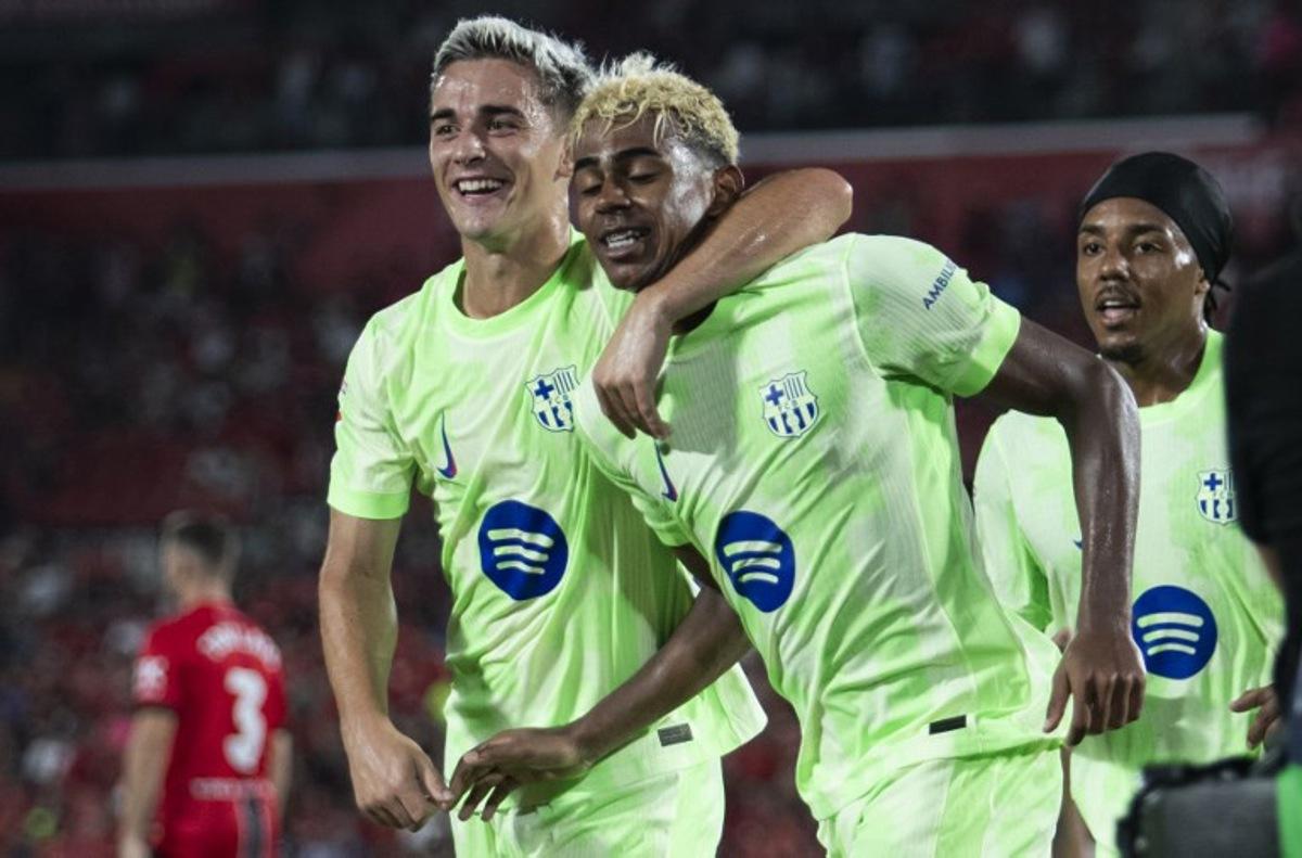 Barcelona's Spanish forward #10 Lamine Yamal (C) celebrates scoring his team's third goal with Barcelona's Spanish midfielder #06 Pablo Gavi (L) during the Spanish league football match between RCD Mallorca and FC Barcelona at Mallorca Son Moix Stadium in Palma de Mallorca on August 16, 2025.  JAIME REINA / AFP