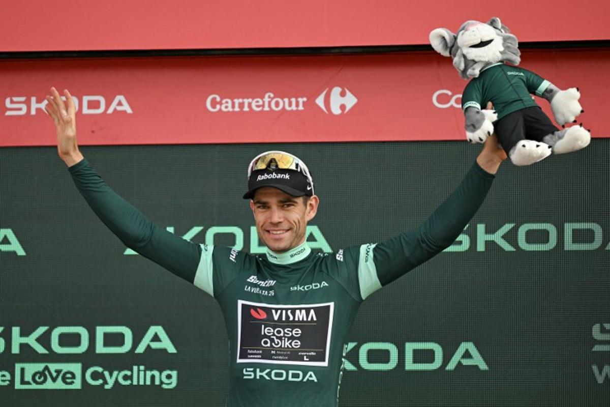 Team Visma-Lease a bike's Belgian rider Wout van Aert raises his arms wearing the green jersey of the leader of the Points classification on the podium after the 14th stage of the Vuelta a Espana 2026 cycling tour, a 154,5 km race between Jaen and Sierra de la Pandera, on September 5, 2026.  JORGE GUERRERO / AFP