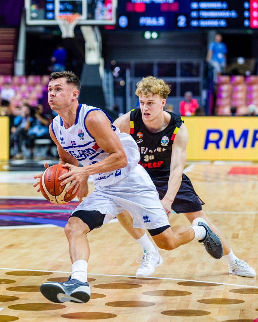 Icelandic Elvar Mar Fridriksson and Belgium's Joppe Mennes pictured in action during a basketball match between Belgium's national team Belgian Lions and Iceland, Saturday 30 August 2025 in Katowice, Poland, the second game of the group stage of the Eurobasket 2025 European championships. BELGA PHOTO PAWEL PIETRANIK *** BELGIUM ONLY ***