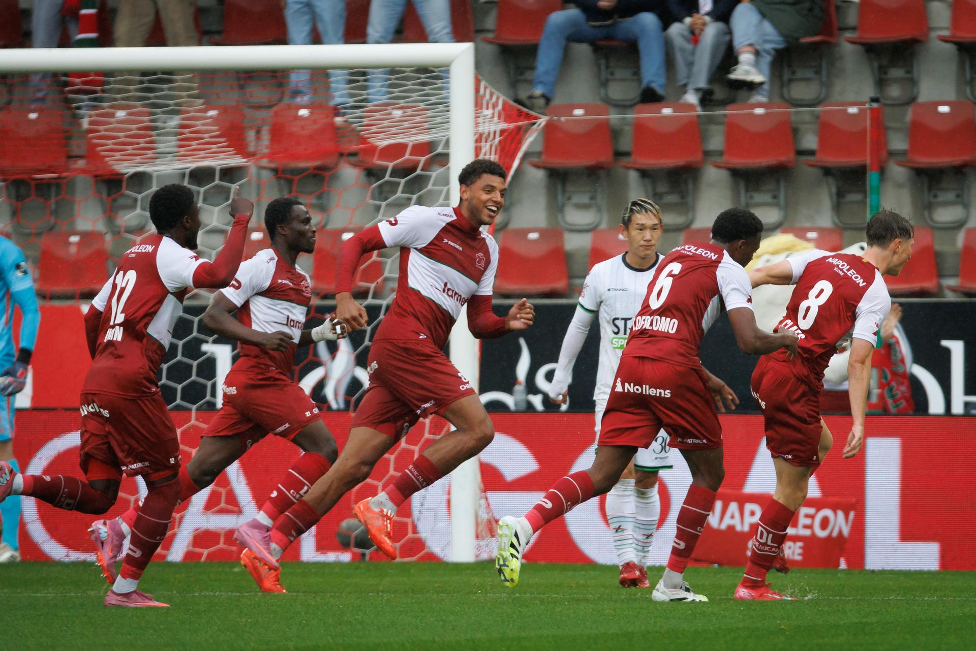 Essevee's Thomas Claes celebrates after scoring during a soccer match between SV Zulte Waregem and Oud-Heverlee Leuven, Saturday 13 September 2025 in Waregem, on day 7 of the 2025-2026 'Jupiler Pro League' first division of the Belgian championship. BELGA PHOTO KURT DESPLENTER