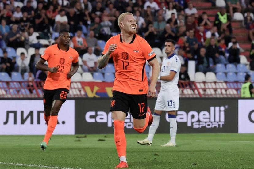 Netherland's forward #17 Mexx Meerdink celebrates scoring his team's first goal from the penalty spot during the UEFA Nations League Group A2 football match between Serbia and Netherlands at the Rajko Mitic stadium in Belgrade on September 27, 2026.  Pedja Milosavljevic / AFP
