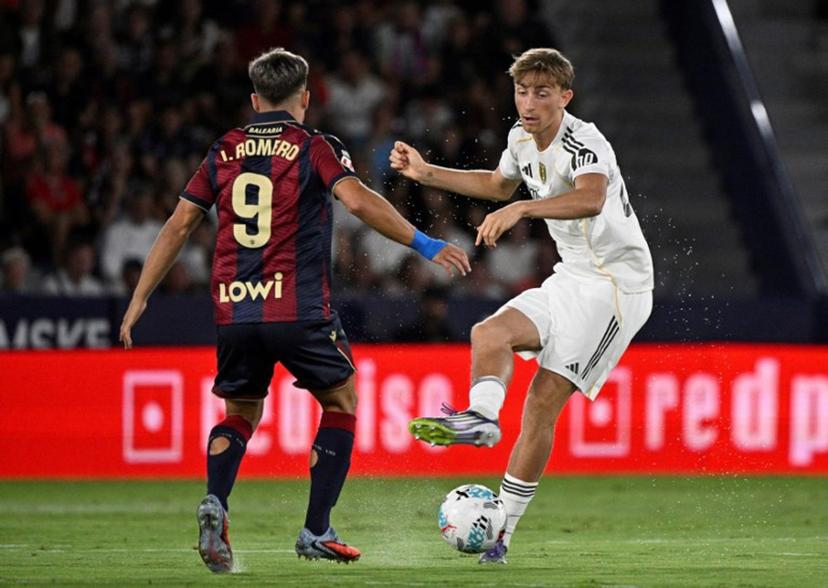 Real Madrid's Spanish defender #24 Dean Huijsen fights for the ball with Levante's Spanish forward #09 Ivan Romero during the Spanish league football match between Levante UD and Real Madrid CF at the Ciutat de Valencia stadium in Valencia on September 23, 2025.  Jose JORDAN / AFP