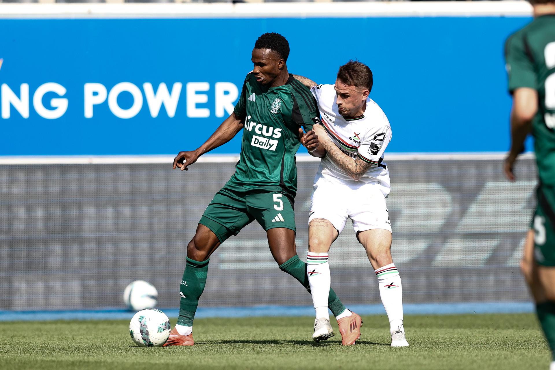 Standard's Boli Bolingoli and OHL's Thibaud Verlinden fight for the ball during a soccer match between Oud-Heverlee Leuven and Standard de Liege, Saturday 26 April 2025 in Leuven, on day 6 (out of 10) of the Europe Play-offs of the 2024-2025 'Jupiler Pro League' first division of the Belgian championship. BELGA PHOTO BRUNO FAHY