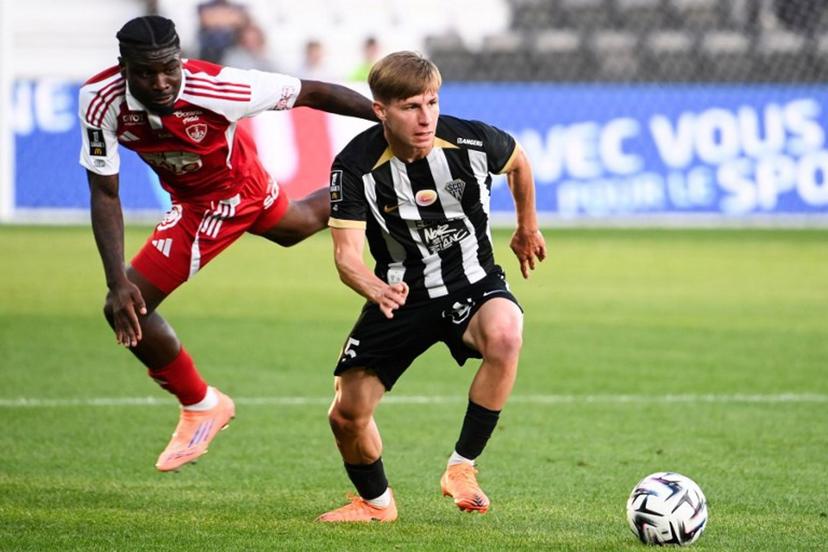 Angers' French defender #05 Marius Courcoul (R) fights for the ball with Brest's French midfielder #07 Junior Dina-Ebimbe (L) during the French L1 football match between SCO Angers and Stade Brestois 29 (Brest) at the Stade Raymond-Kopa in Angers on September 28, 2025.  JEAN-FRANCOIS MONIER / AFP