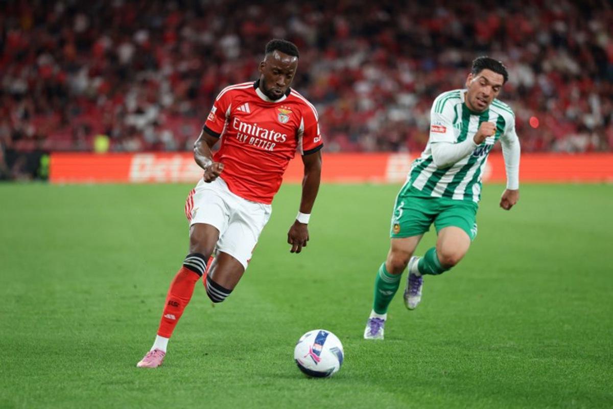 Benfica's Belgian forward #11 Dodi Lukebakio fights for the ball with Rio Ave's Greek defender #03 Nikos Athanassiou during the Portuguese League football match between SL Benfica and Rio Ave FC at the Luz stadium in Lisbon, on September 23, 2025.  PATRICIA DE MELO MOREIRA / AFP