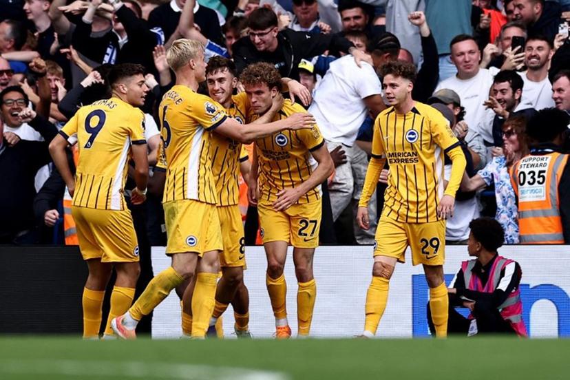 Brighton's Belgian defender #29 Maxim De Cuyper (R) celebrates scoring the team's second goal during the English Premier League football match between Chelsea and Brighton and Hove Albion at Stamford Bridge in London on September 27, 2025.  HENRY NICHOLLS / AFP