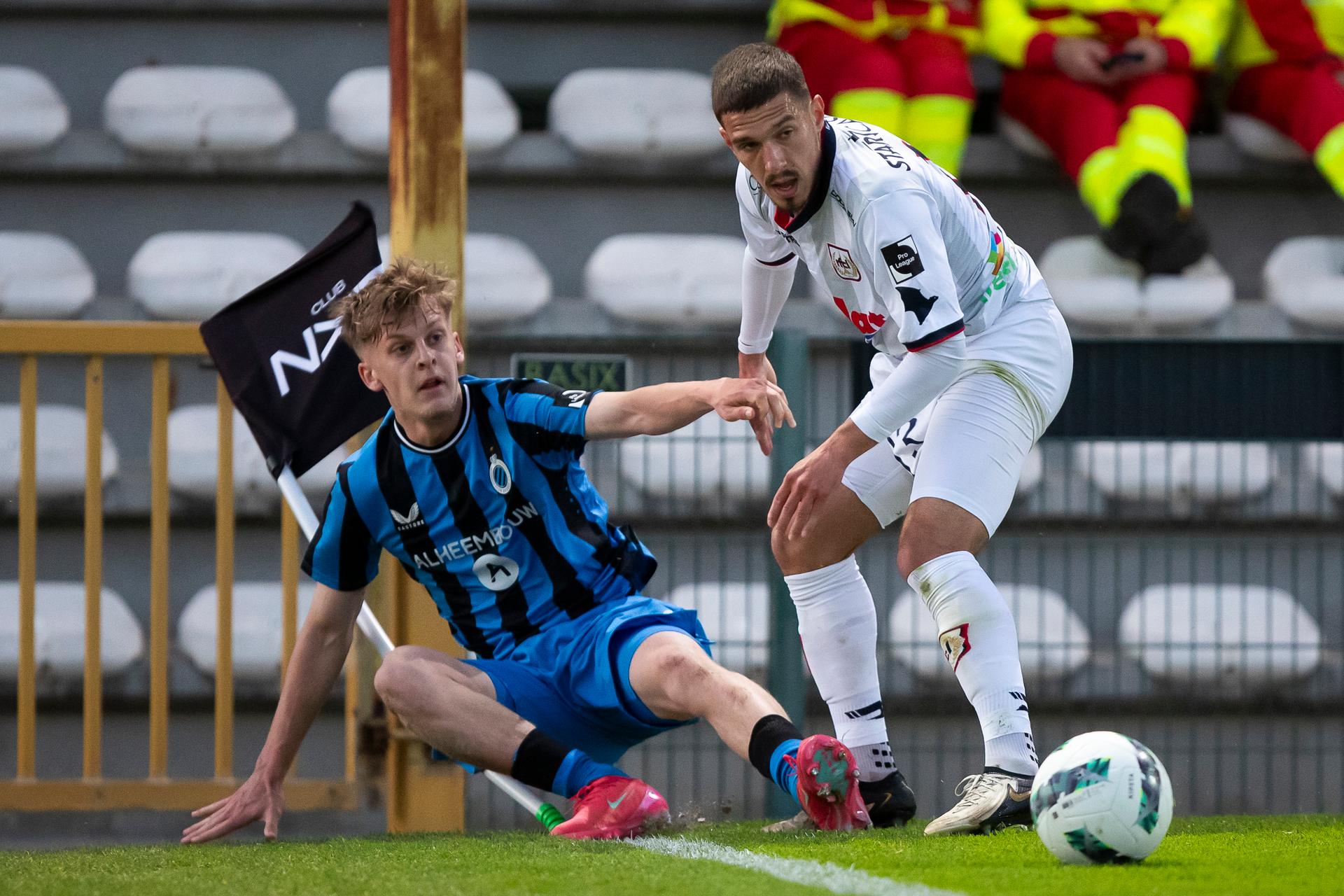 Club's Renzo Tylens and Liege's Damien Mouchamps pictured during a soccer match between Club NXT and RFC Liege, Saturday 05 April 2025 in Roeselare, on day 28 of the 2024-2025 'Challenger Pro League' 1B second division of the Belgian championship. BELGA PHOTO KRISTOF VAN ACCOM