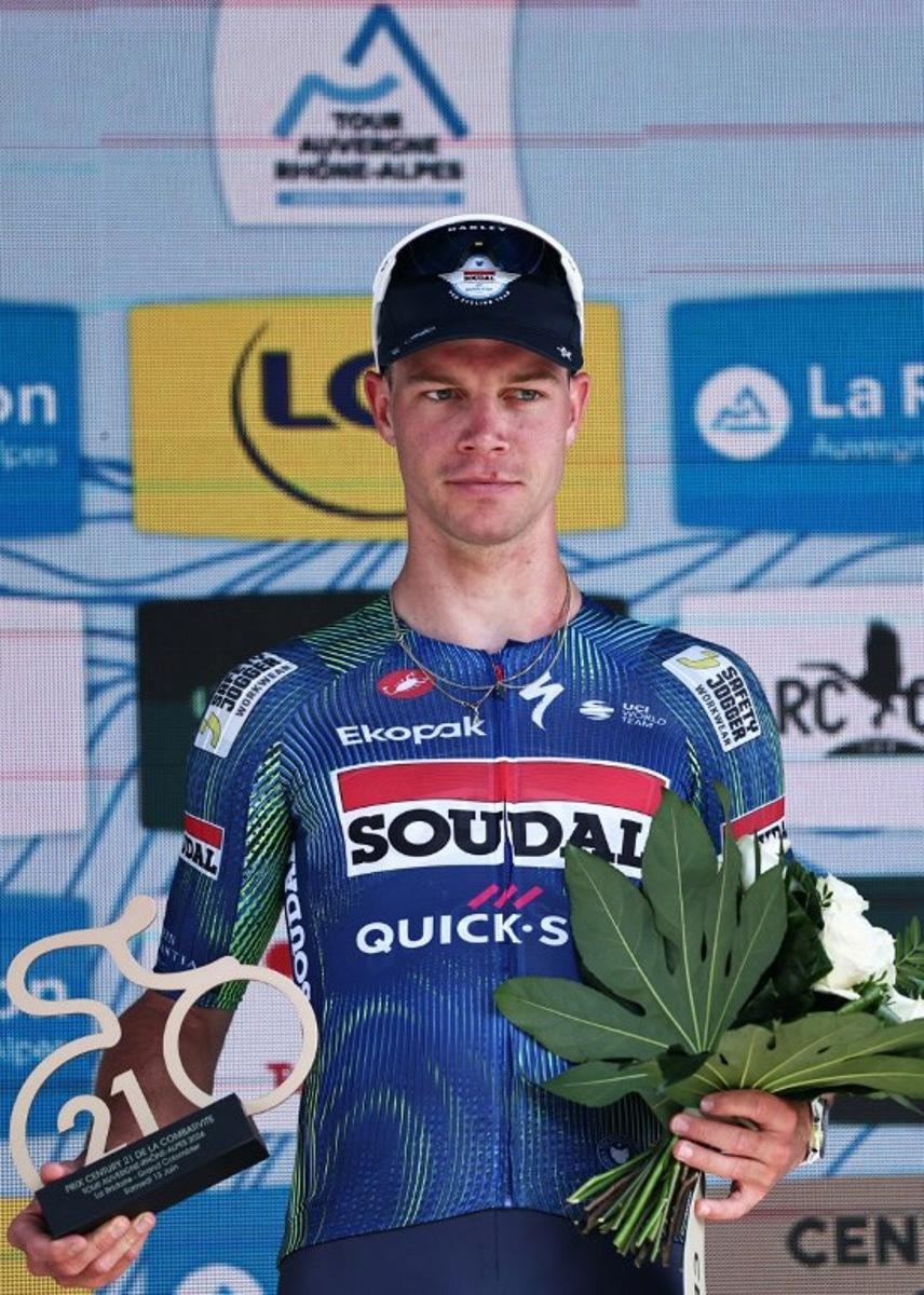 Soudal Quick-Step's Dutch rider Pepijn Reinderink celebrates with the combativity award on the podium of the 5th stage of the Tour Auvergne-Rhone-Alpes cycling race (formerly known as the Criterium du Dauphine), 195,8km between Saint-Chamond and Villars-les-Dombes, central France, on June 11, 2026.  Anne-Christine POUJOULAT / AFP