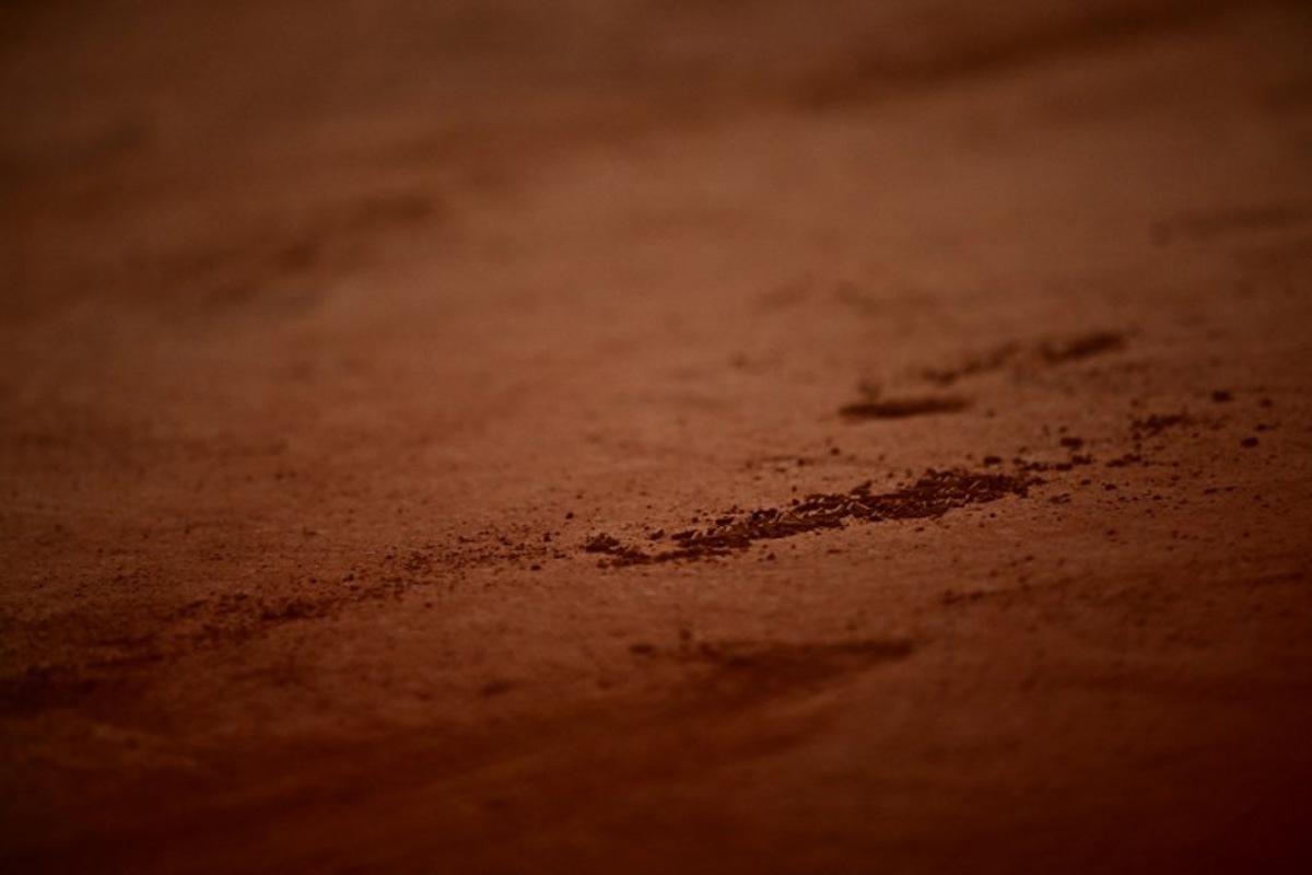 The clay is pictured during the men's singles match between Germany's Alexander Zverev and Bulgaria's Grigor Dimitrov on day nine of the Roland-Garros Open tennis tournament at the  Court Philippe-Chatrier in Paris on June 5, 2023.  JULIEN DE ROSA / AFP