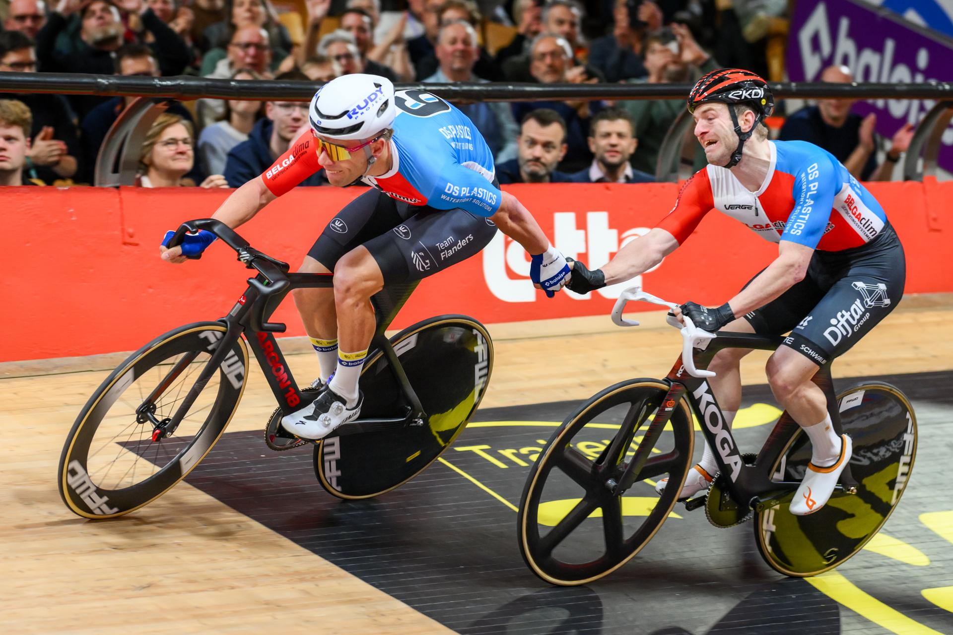 Dutch Youri Havik and Belgian Jules Hesters pictured in action during the first day of the Zesdaagse Vlaanderen-Gent six-day indoor track cycling event at the indoor cycling arena 't Kuipke, Tuesday 18 November 2025, in Gent. BELGA PHOTO DAVID PINTENS