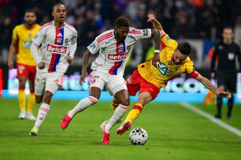 Lyon's English defender #98 Ainsley Maitland-Niles (L) fights for the ball with Lens' French midfielder #28 Adrien Thomasson  during the French Cup quarter-final football match between Olympique Lyonnais (OL) and RC Lens at the Groupama Stadium in Decines-Charpieu, central-eastern France, on March 5, 2026.  OLIVIER CHASSIGNOLE / AFP