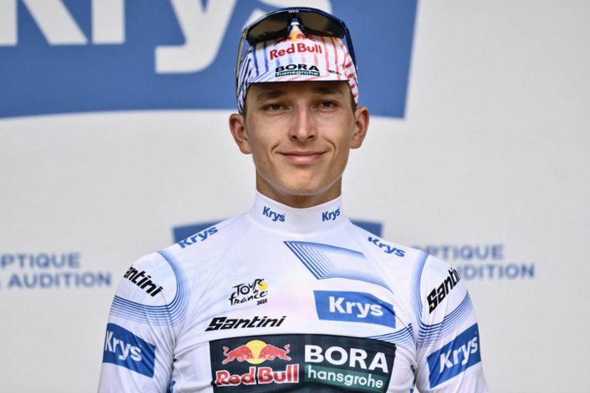 Red Bull - BORA - hansgrohe team's German rider Florian Lipowitz celebrates on the podium with the best young rider's white jersey after the 15th stage of the 112th edition of the Tour de France cycling race, 169.3 km between Muret and Carcassonne, southwestern France, on July 20, 2025.  Marco BERTORELLO / AFP