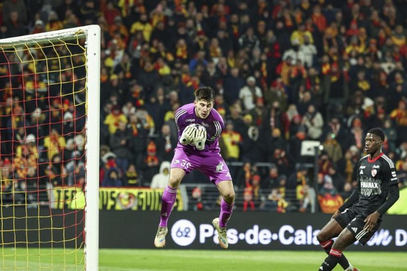 Strasbourg's Belgian goalkeeper #39 Mike Penders catches the ball during the French L1 football match between RC Lens and RC Strasbourg Alsace at the Stade Bollaert-Delelis in Lens, northern France, on November 22, 2025.  Sameer Al-DOUMY / AFP