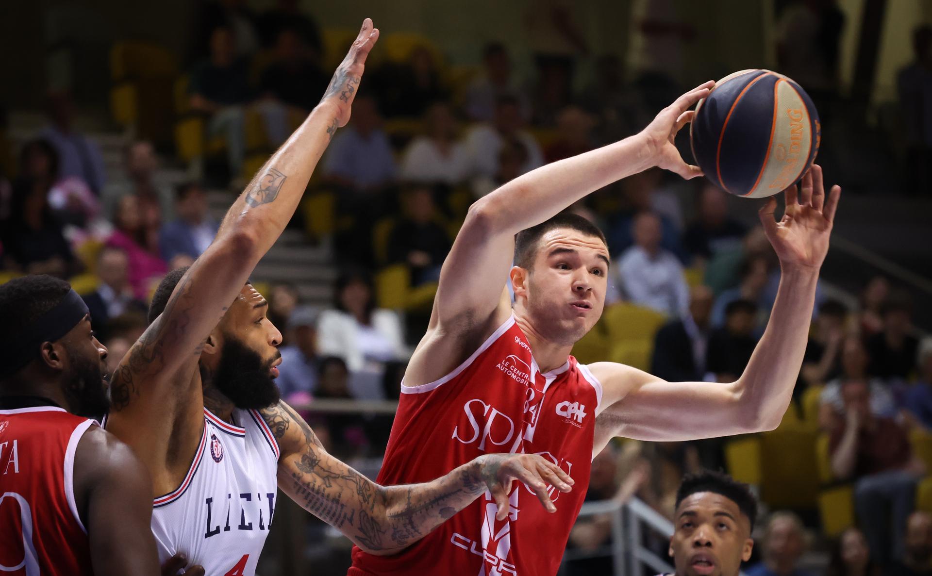 Liege's Jamelle Hagins and Spirou's Bine Prepelic fight for the ball during a basketball match between RSW Liege Basket and Spirou Charleroi, Friday 10 May 2024 in Liege, game 2 (best of 3) in the Belgian Play-offs quarter-finals phase of the 'BNXT League' Belgian and Netherlands first division basket championship. BELGA PHOTO VIRGINIE LEFOUR