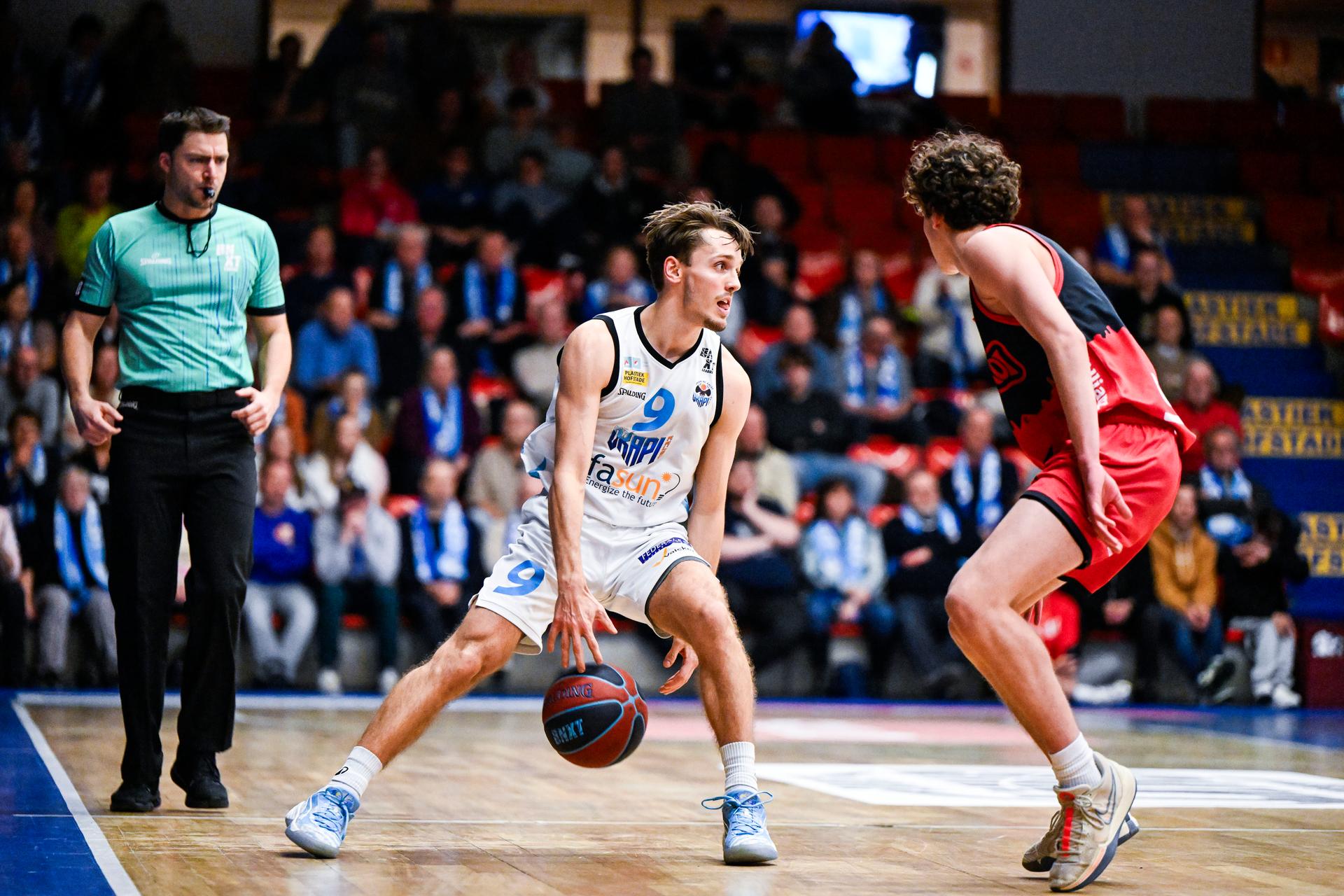 Aalst's Niels Van den Eynde pictured in action during a basketball match between Spirou Charleroi and Okapi Aalst, Saturday 22 November 2025 in Aalst, on day 9 of the 'BNXT League' Belgian/ Dutch first division basket championship. BELGA PHOTO TOM GOYVAERTS