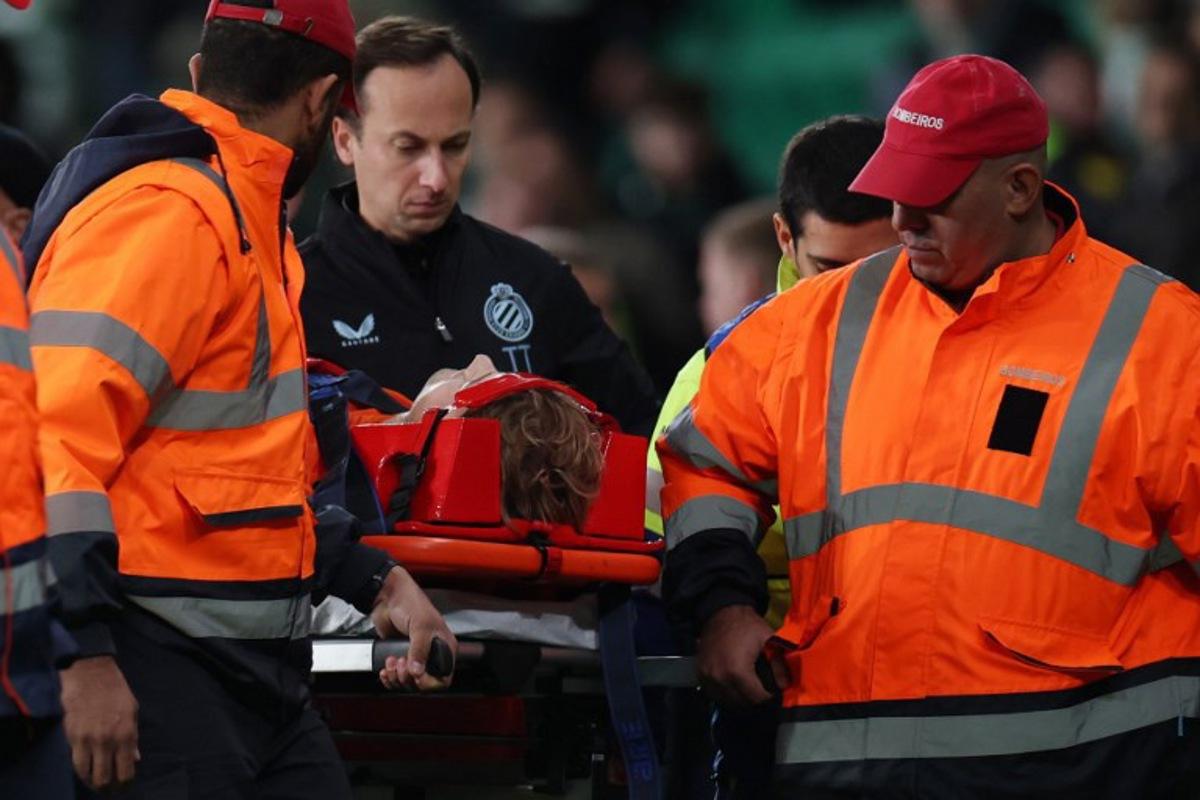 Club Brugge's Belgian goalkeeper #29 Nordin Jackers is carried on a stretcher after resulting injured during the UEFA Champions League, league phase day 5 football match between Sporting CP and Club Brugge at Jose Alvalade stadium in Lisbon on November 26, 2025.  PATRICIA DE MELO MOREIRA / AFP