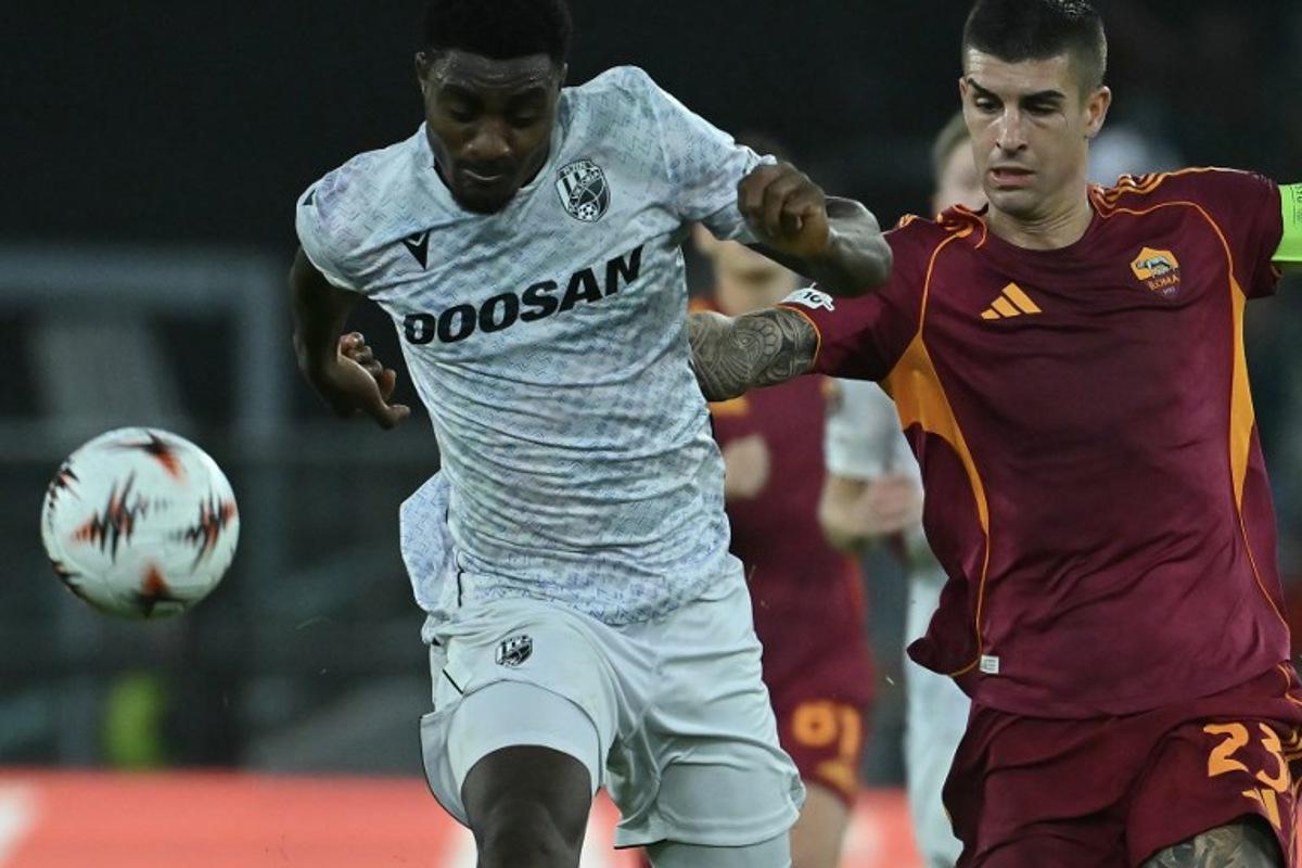 Viktoria Plzen's Nigerian forward #17 Rafiu Durosinmi fights for the ball with Roma's Italian defender #23 Gianluca Mancini during the UEFA Europa League first round day 3 football match between AS Roma and FC Viktoria Plzen, at the Olympic stadium in Rome, on October 23, 2025.  Filippo MONTEFORTE / AFP