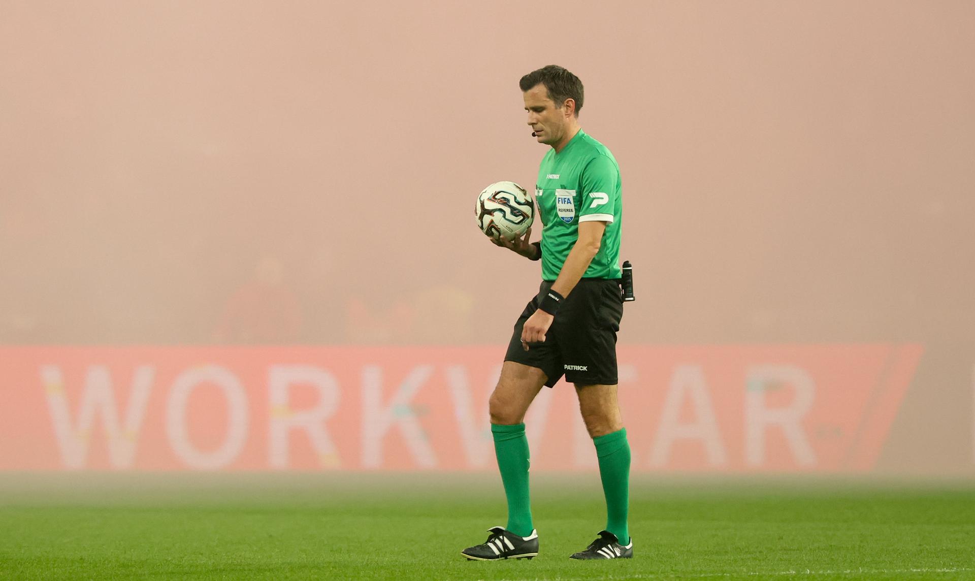 referee Erik Lambrechts pictured during a soccer match between Standard de Liege and Sporting Charleroi, Friday 31 October 2025 in Liege, on day 13 of the 2025-2026 'Jupiler Pro League' first division of the Belgian championship. BELGA PHOTO VIRGINIE LEFOUR