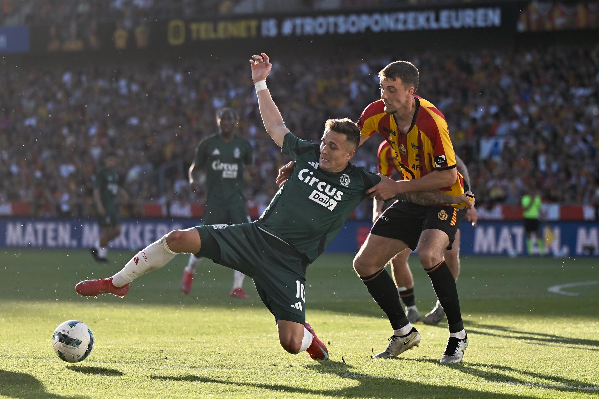Standard's Viktor Djukanovic and Mechelen's Toon Raemaekers fight for the ball during a soccer match between KV Mechelen and Standard de Liege, Saturday 10 May 2025 in Mechelen, on day 8 (out of 10) of the Europe Play-offs of the 2024-2025 'Jupiler Pro League' first division of the Belgian championship. BELGA PHOTO JOHAN EYCKENS