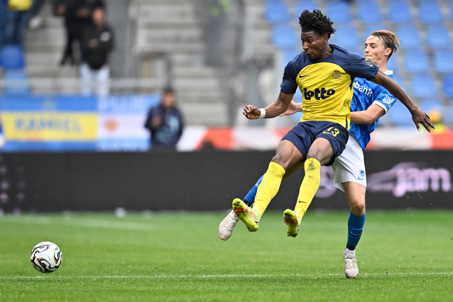 Union's Kevin Rodriguez and Genk's Matte Smets fight for the ball during a soccer match between KRC Genk and Royale Union Saint-Gilloise, Sunday 21 September 2025 in Genk, a game of day 8 of the 2025-2026 'Jupiler Pro League' first division of the Belgian championship. BELGA PHOTO JOHAN EYCKENS