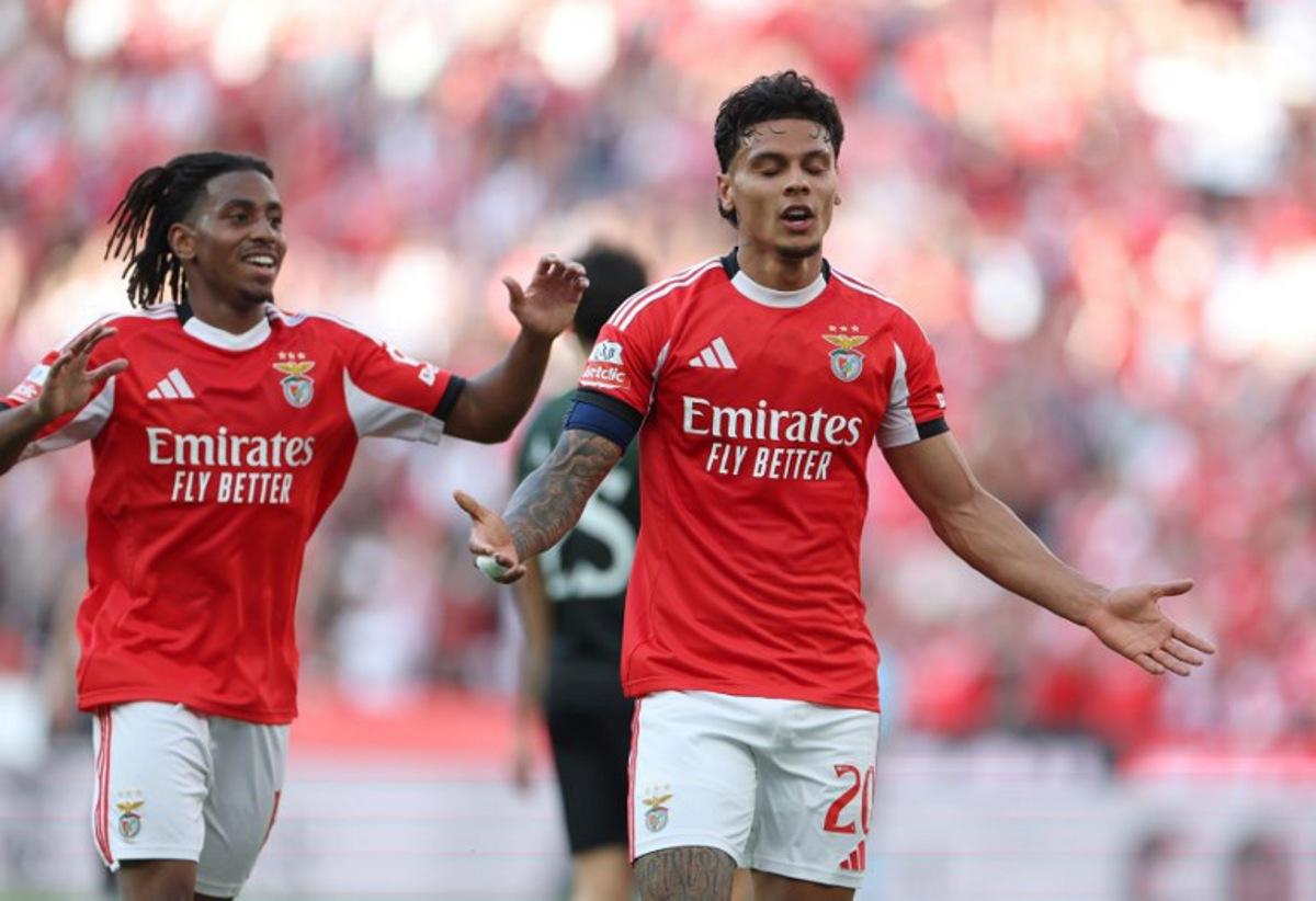 SL Benfica's Colombian midfielder #20 Richard Rios celebrates with SL Benfica's Luxembourgish midfielder #18 Leandro Barreiro (L) scoring his team's second goal during the Portuguese League football match between SL Benfica and Moreirense FC at Luz Stadium in Lisbon on April 25 , 2026.  PATRICIA DE MELO MOREIRA / AFP