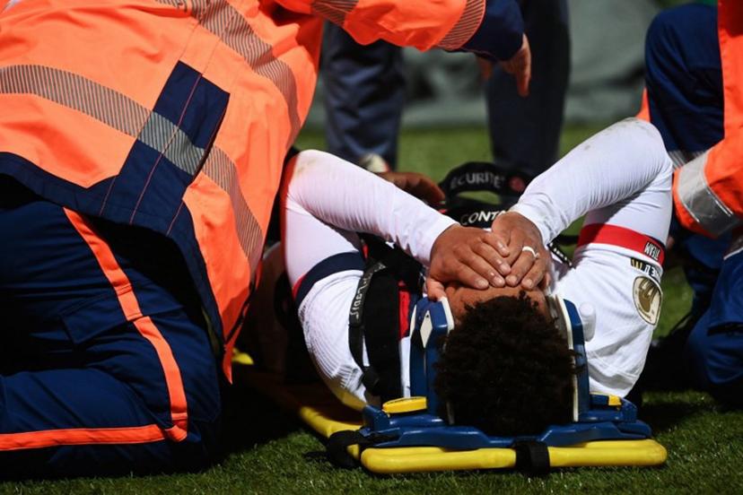 Paris Saint-Germain's French midfielder #14 Desire Doue reacts in pain after suffering an injury during the French L1 football match between FC Lorient and Paris Saint-Germain (PSG) at the Stade du Moustoir in Lorient, western France, on October 29, 2025.  JEAN-FRANCOIS MONIER / AFP