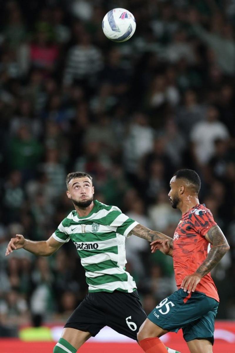 Sporting Lisbon's Belgian defender #06 Zeno Debast (L) and Moreirense's Brazilian forward #95 Guilherme vie for the ball during the Portuguese League football match between Sporting CP and Moreirense FC at the Jose Alvalade stadium in Lisbon on September 22, 2025.  PATRICIA DE MELO MOREIRA / AFP