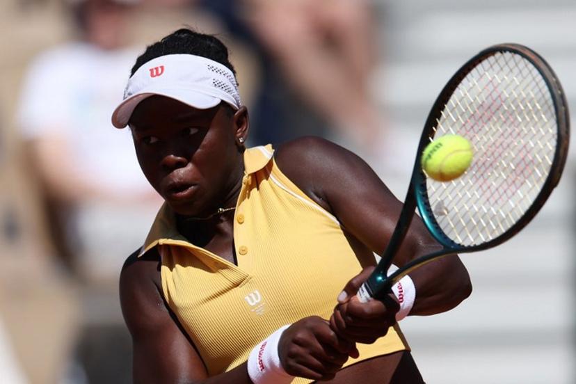 Canada's Victoria Mboko plays a backhand return to China's Zheng Qinwen during their women's singles match on day 6 of the French Open tennis tournament on Court Simonne-Mathieu at the Roland-Garros Complex in Paris on May 30, 2025.  ALAIN JOCARD / AFP