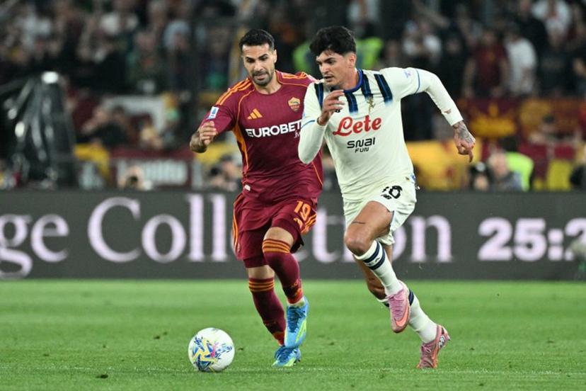 Atalanta's Italian defender #16 Raoul Bellanova fights for the ball with Roma's Turkish defender #19 Zeki Celik during the Italian Serie A football match between AS Roma and Atalanta at the Olympic Stadium in Rome on April 18, 2026. Tiziana FABI / AFP