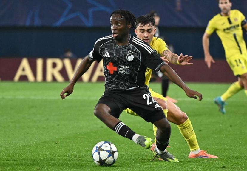 Villarreal's Spanish forward #20 Alberto Moleiro fights for the ball with FC Copenhagen's French defender #22 Yoram Zague during the UEFA Champions League league phase day 6 football match between Villarreal CF and FC Copenhagen at La Ceramica Stadium in Vila-real on December 10, 2025. JOSE JORDAN / AFP