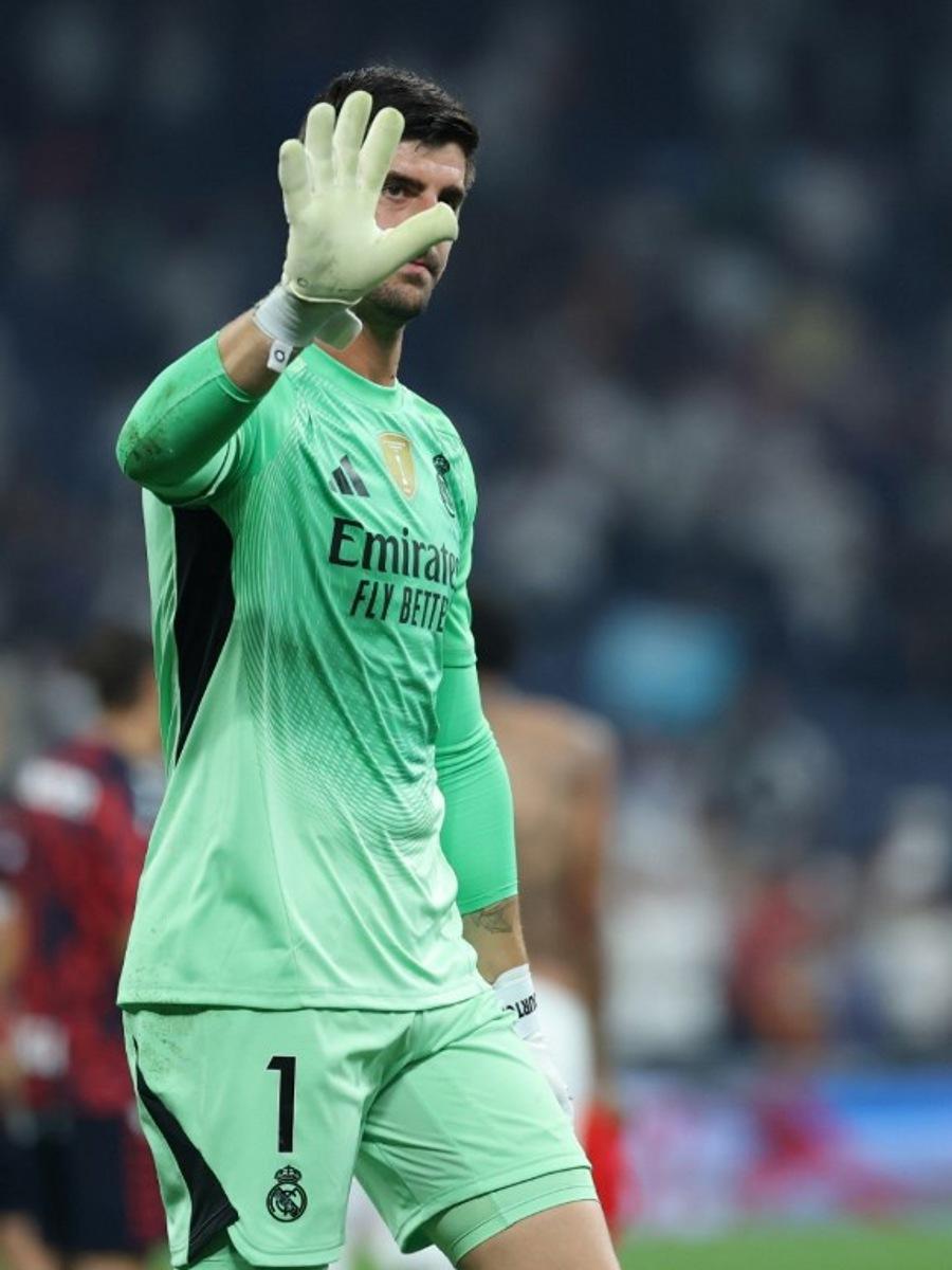 Real Madrid's Belgian goalkeeper #01 Thibaut Courtois waves at the end of the Spanish league football match between Real Madrid CF and CA Osasuna at Santiago Bernabeu Stadium in Madrid on August 19, 2025. Thomas COEX / AFP