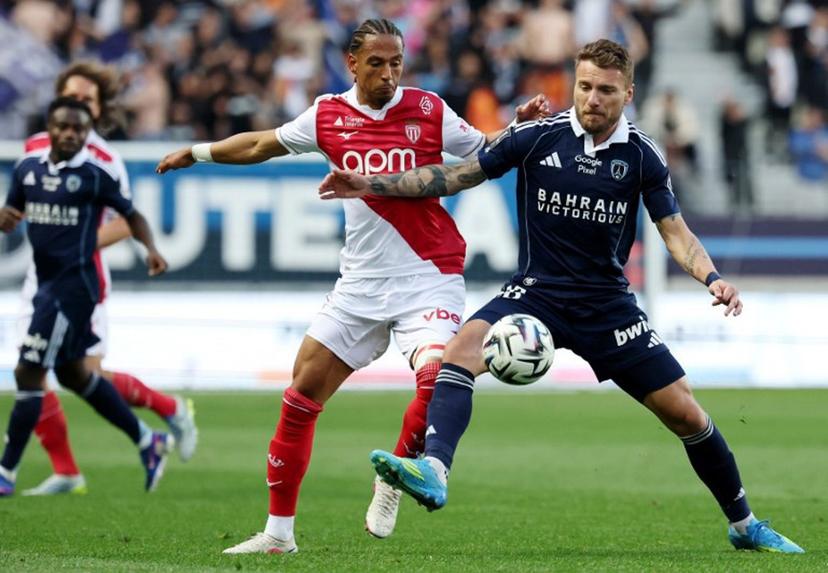 Monaco's German defender #05 Thilo Kehrer (L) fights for the ball with Paris FC's Italian forward #36 Ciro Immobile during the French L1 football match between Paris FC and AS Monaco (ASM) at Stade Jean Bouin in Paris on April 10, 2026. FRANCK FIFE / AFP