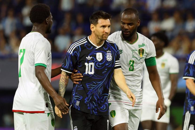 Mauritania's defender #03 Aly Abeid talks to Argentina's forward #10 Lionel Messi during a friendly football match between Argentina and Mauritania at La Bombonera stadium in Buenos Aires on March 27, 2026. ALEJANDRO PAGNI / AFP
