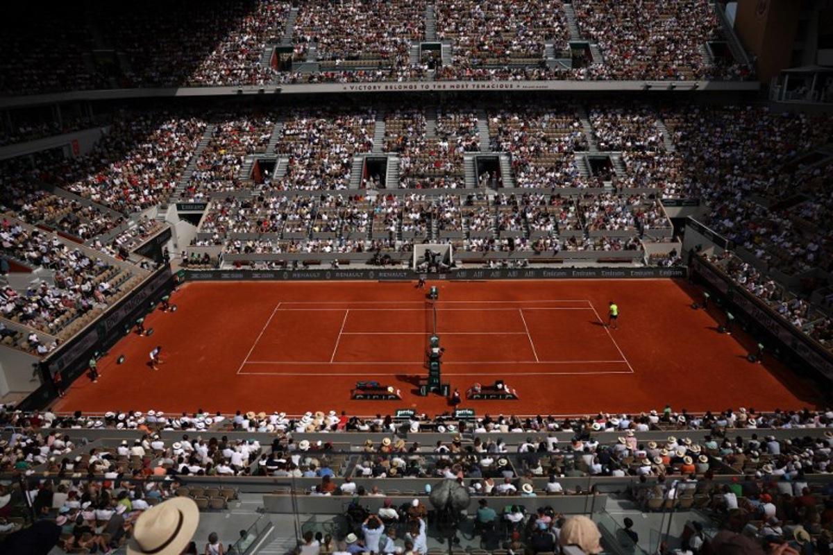 Germany's Alexander Zverev (R) prepares to serve to Italy's Flavio Cobolli during their men's singles match on day 7 of the French Open tennis tournament on Court Philippe-Chatrier at the Roland-Garros Complex in Paris on May 31, 2025. Anne-Christine POUJOULAT / AFP
