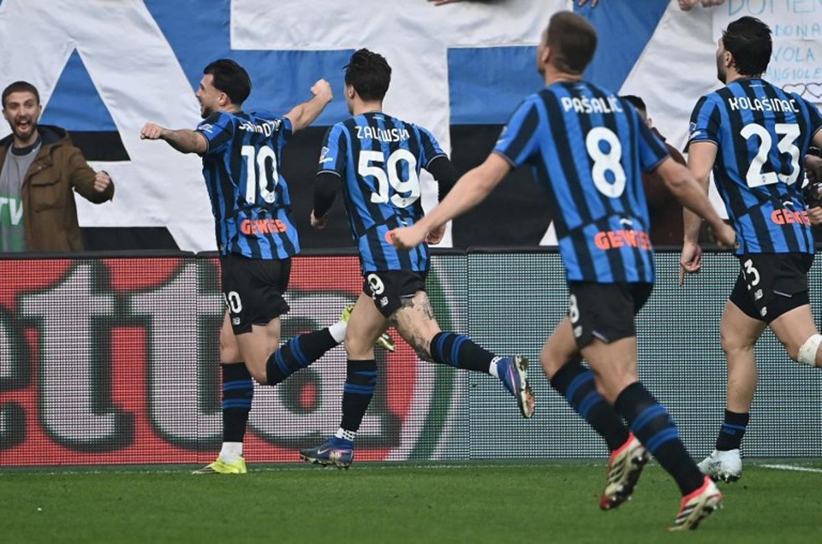 Atalanta's Serbian midfielder #10 Lazar Samardzic (L) celebrates after scoring his team's second goal during the Italian Serie A football match between Atalanta and Napoli at New Balance Arena in Bergamo on February 22, 2026. Isabella BONOTTO / AFP