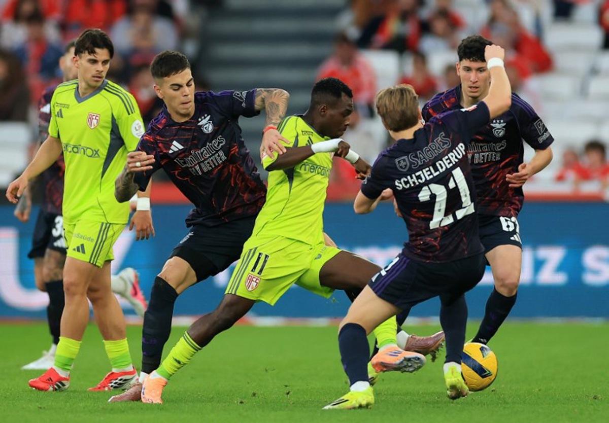 SL Benfica's Belgian forward #11 Dodi Lukebakio fighst for the ball with SL Benfica's Argentine midfielder #05 Enzo Barrenechea and SL Benfica's Norwegian forward #21 Andreas Schjelderup during the Portuguese League football match between SL Benfica and AVS Futebol SAD at Estadio da Luz in Lisbon on February 21, 2026. PATRICIA DE MELO MOREIRA / AFP