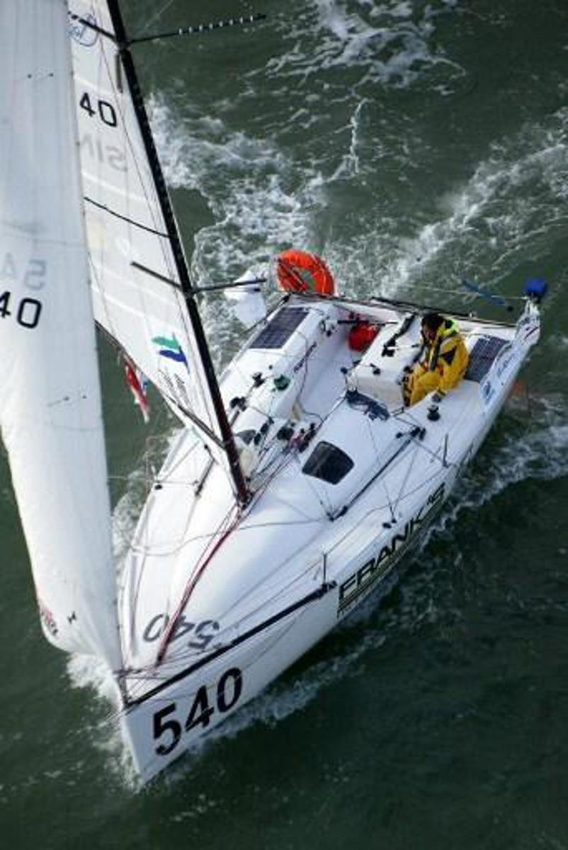 La singapourienne Chua Elaine, skipper du monocoque Feng, prend le départ de la 15e édition de la Transat 6.50, course à la voile en monocoque et en solitaire entre La Rochelle et Salvador de Bahia (Brésil), le 17 septembre 2005 au large des côtes de Charente-Maritime. AFP PHOTO MARCEL MOCHET Chua Elaine from Singapour, skipper of single-hull Feng, takes the start of the 15th edition of the Transat 6.50, single-hull and solo race between La Rochelle (France) and Salvador de Bahia (Brazil), 17 Spetember 2005 off the coast of Charente-Maritime. AFP PHOTO MARCEL MOCHET