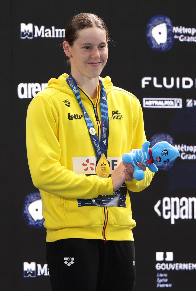 Belgian athlete Roos Vanotterdijk poses for the photographer on the podium ceremony of the Women's 100m butterfly race at the European Aquatics Championships in Paris, France on Friday 14 August 2026. BELGA PHOTO VIRGINIE LEFOUR