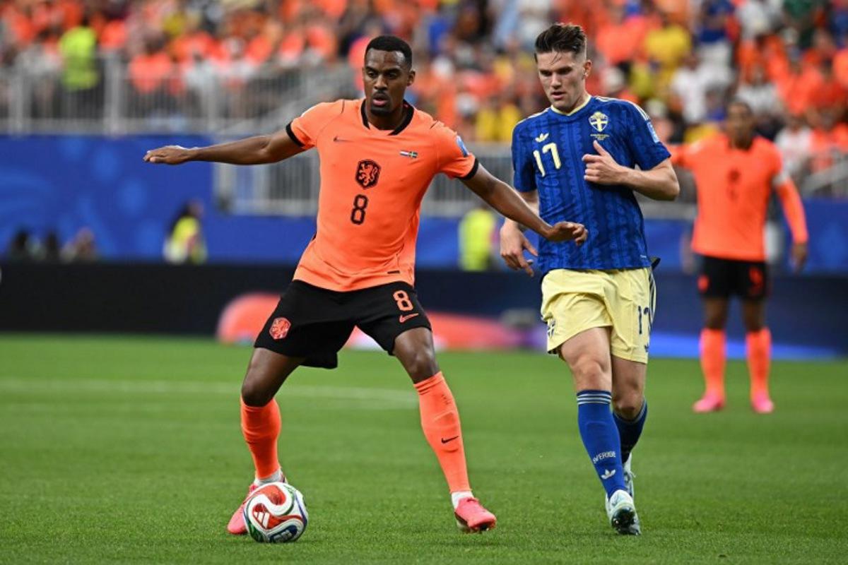 Netherlands' midfielder #08 Ryan Gravenberch (L) fights for the ball with Sweden's forward #17 Viktor Gyokeres during the 2026 World Cup Group F football match between the Netherlands and Sweden at the Houston Stadium in Houston on June 20, 2026. Paul ELLIS / AFP