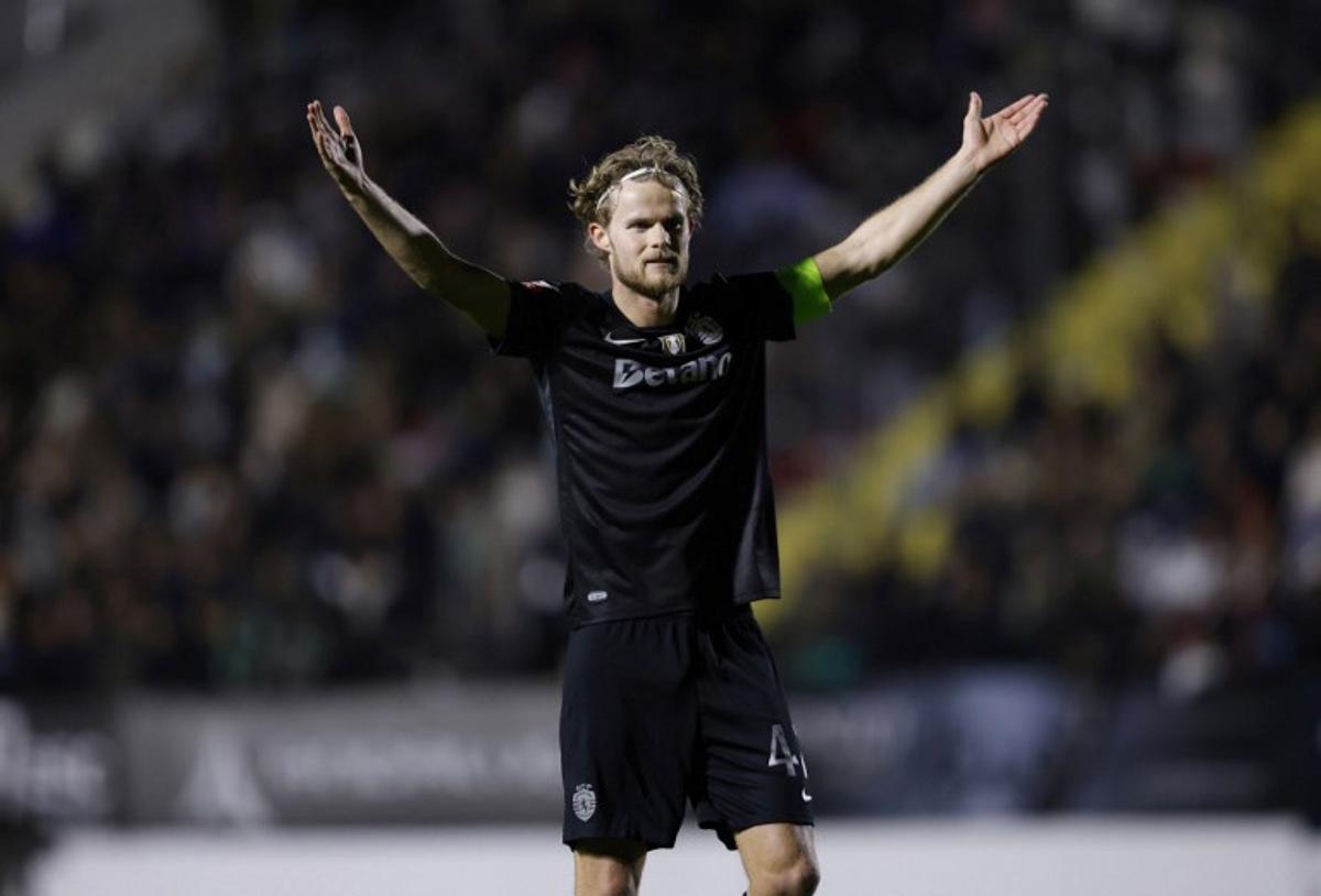 Sporting Lisbon's Danish midfielder #42 Morten Hjulmand reacts during the Portuguese League football match between CF Estrela da Amadora and Sporting CP at Jose Gomes stadium in Amadora on April 11 , 2026. FILIPE AMORIM / AFP