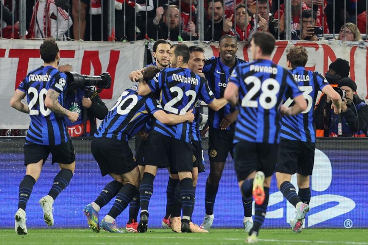 Inter Milan's Argentine forward #10 Lautaro Martinez (C) celebrates scoring the opening goal with his teammates during the UEFA Champions League first leg quarter-final football match between FC Bayern Munich and Inter Milan in Munich, southern Germany, on April 8, 2025. Alexandra BEIER / AFP
