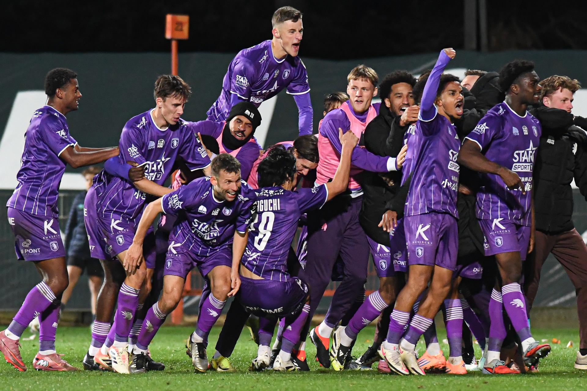 Beerschot's players celebrate after scoring during a soccer game between Lommel SK and Beerschot VA, Sunday 26 October 2025 in Lommel, on day 11 of the 2025-2026 'Challenger Pro League' 1B second division of the Belgian championship. BELGA PHOTO JILL DELSAUX