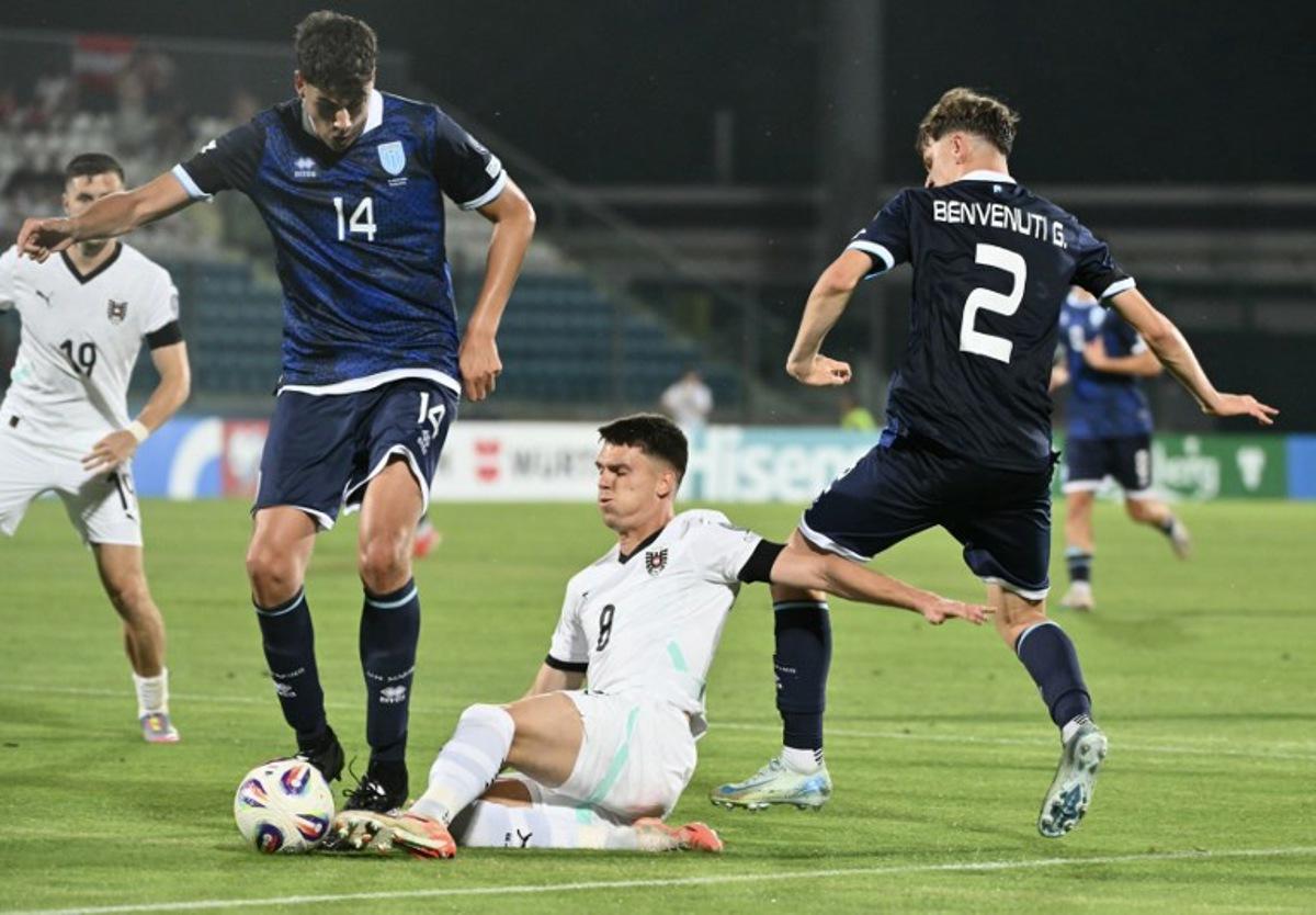 Austria's midfielder #06 Nicolas Seiwald (C) fights of the ball with San Marino's midfielder #14 Giacomo Valentini (L) and San Marino's defender #02 Giacomo Benvenuti during the FIFA World Cup 2026 Group H European qualification football match between San Marino and Austria at the Olympic Stadium in Serravalle, San Marino, on June 10, 2025. Alberto PIZZOLI / AFP